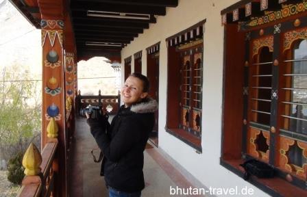 07 Bhutanspezialistin Susanne Huber beim Fotografieren des Zimmertracktes des Risum Resorts